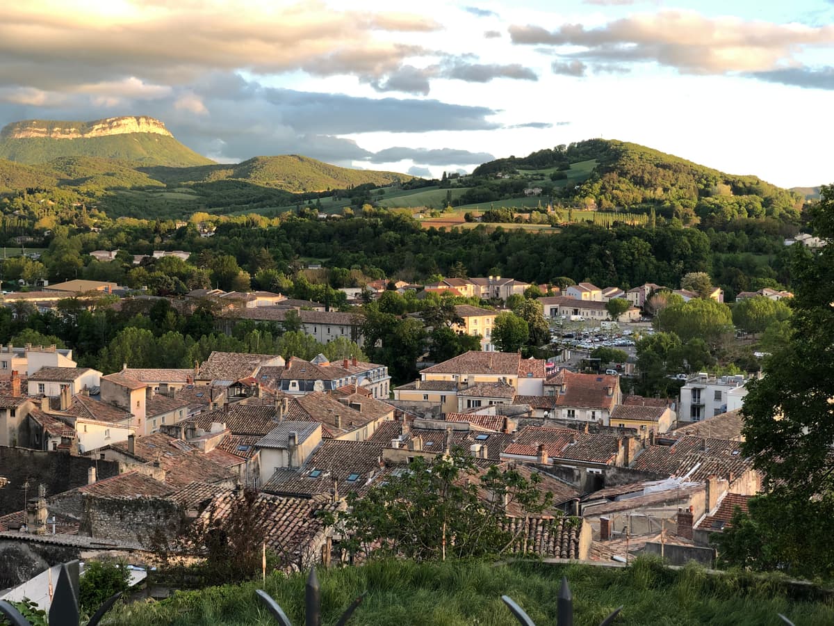 Les toits de Crest et Roche-Colombe au soleil couchant