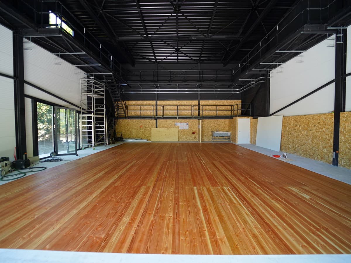 Le plateau de la Fabrique, plancher clair et charpente noire