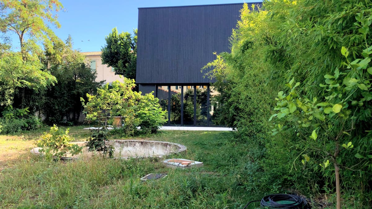 La Fabrique vue depuis le jardin, au-delà du bassin