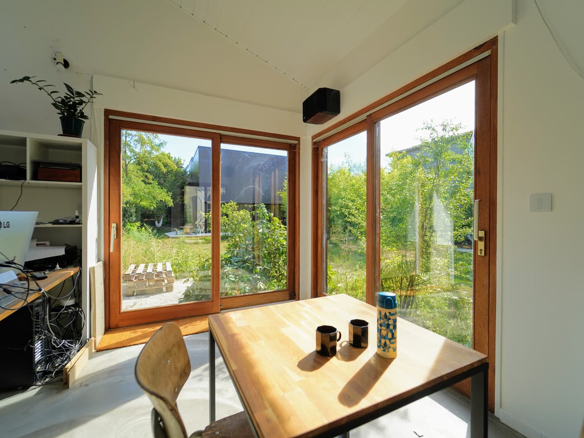 Un bureau de plain-pied ouvert sur le jardin