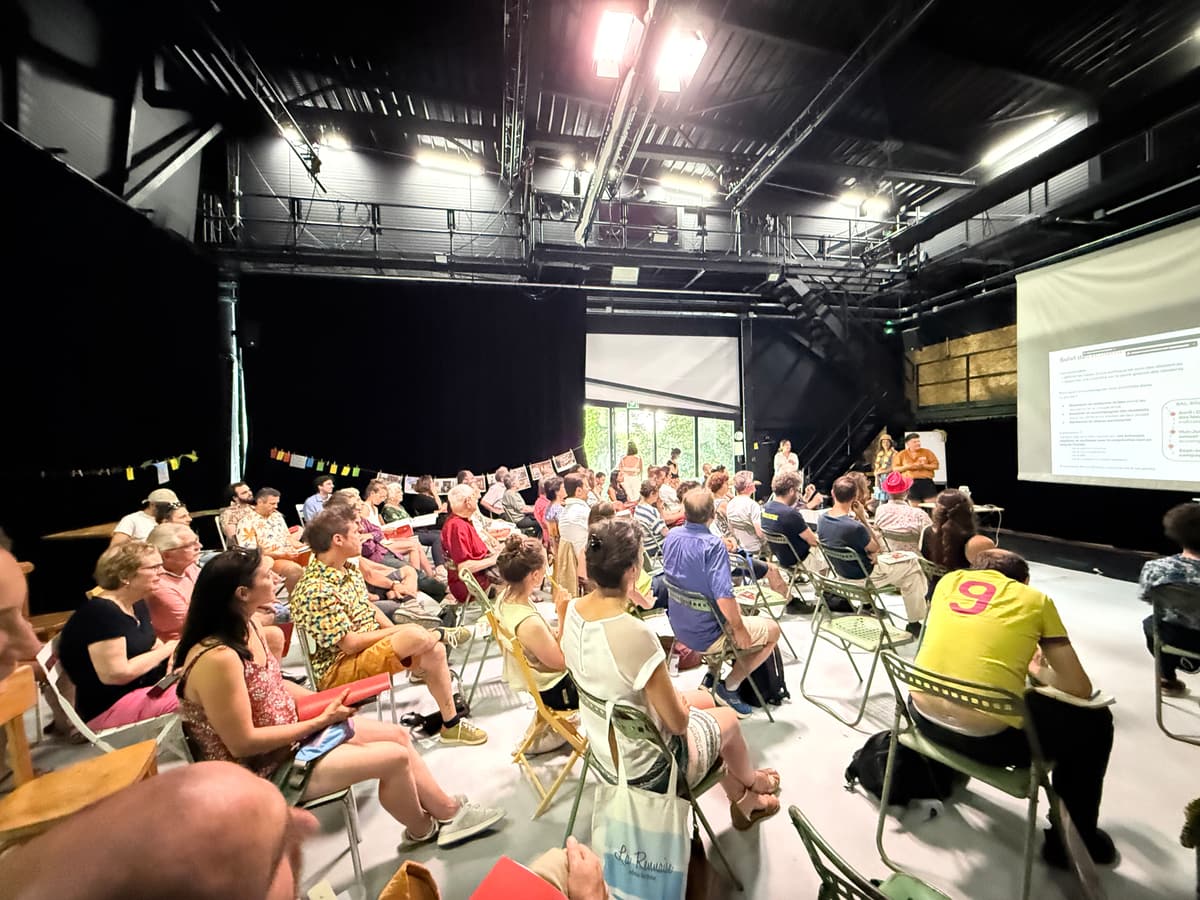 La Fabrique comble, un jour de rencontre publique