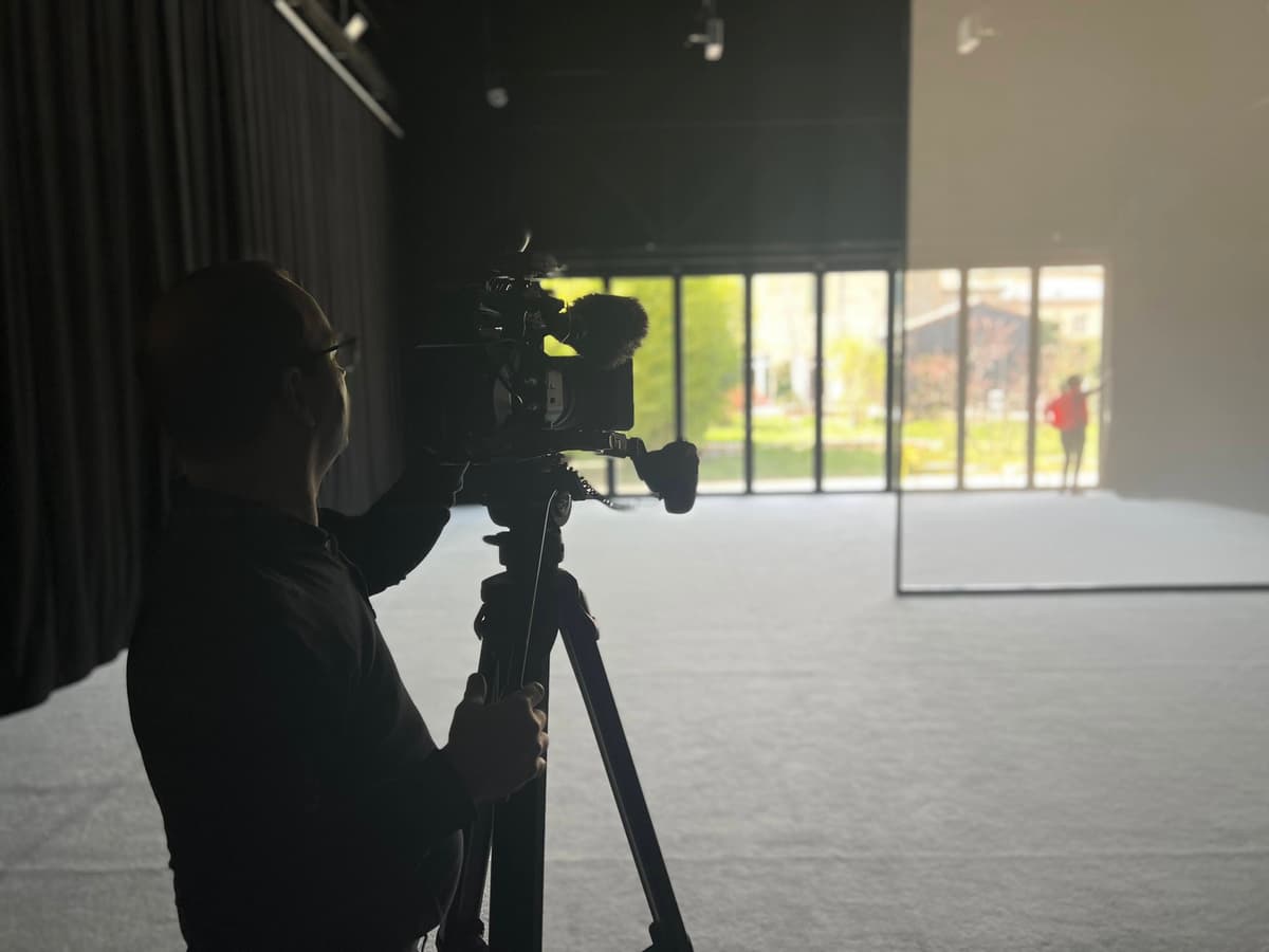 Silhouette d'un opérateur caméra pendant un tournage sur le plateau